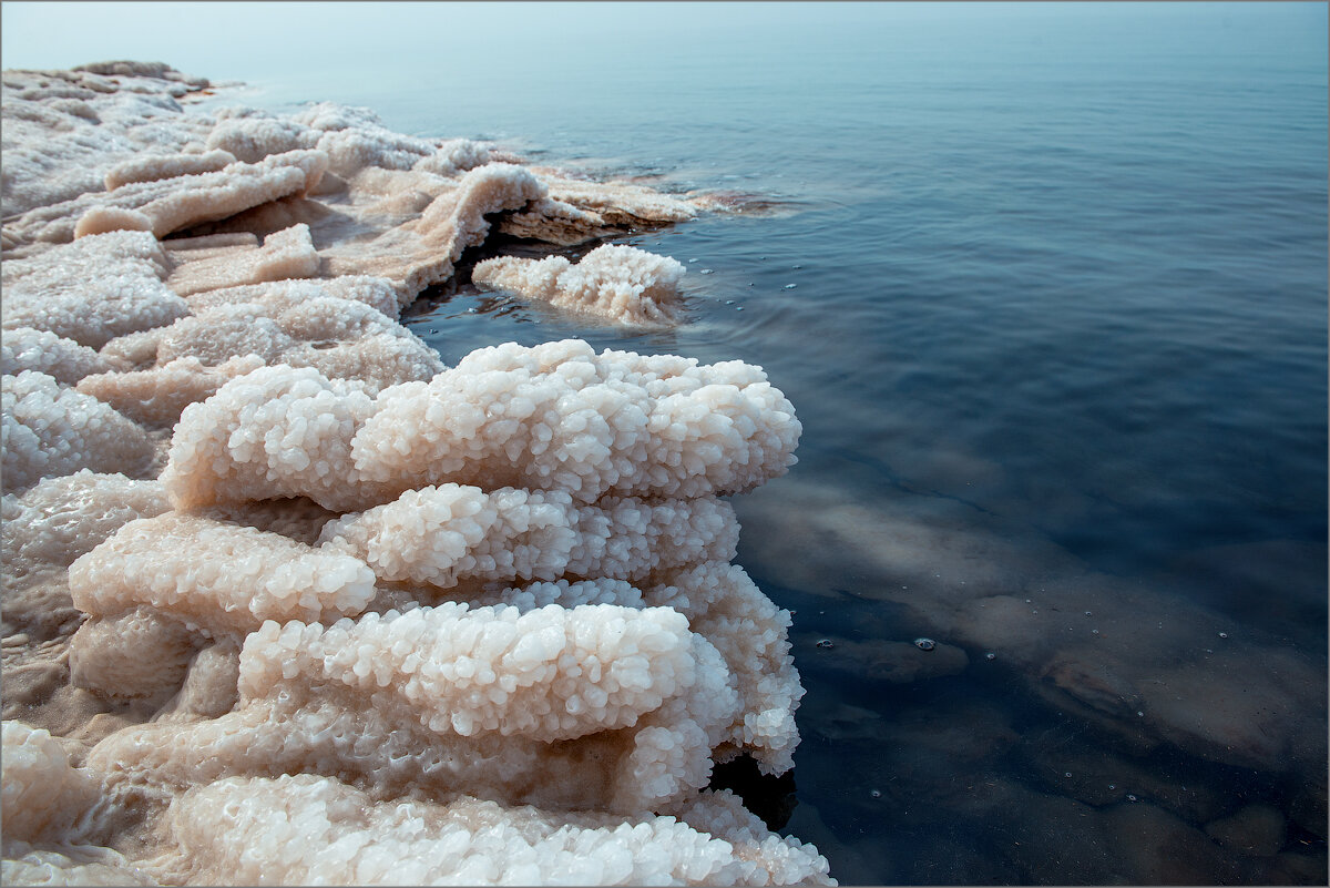 Солевые крситаллы на побережье