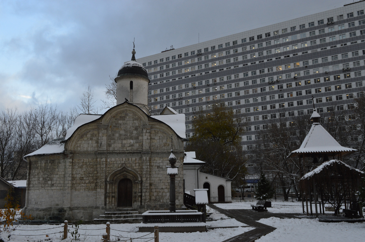 Храм, а за ним - массивное здание МОНИКИ. Фото автора