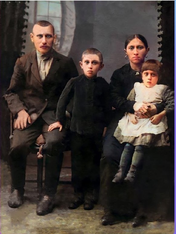 А здесь с семьей,год 1915,вероятно