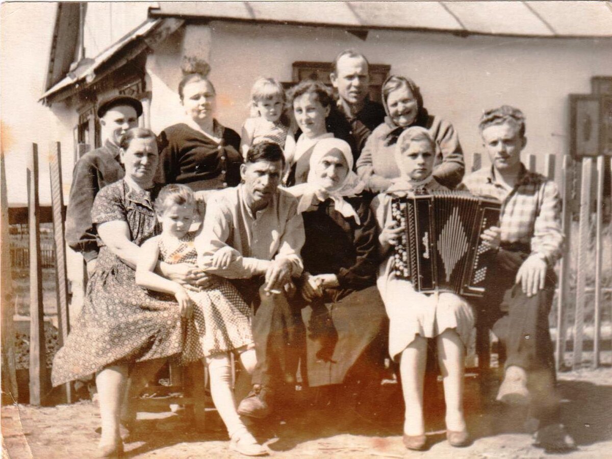 С племянниками,внучкой и др.родственниками.В центре,в белом платочке.