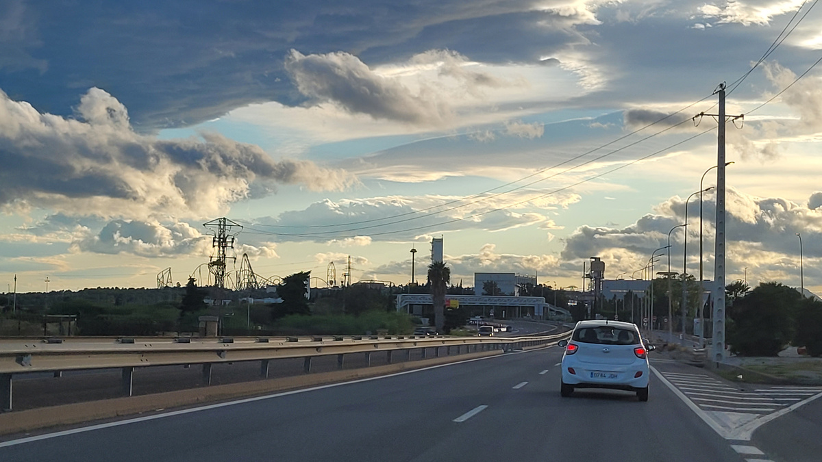 Облачно. Время около пяти вечера. Фото автора.