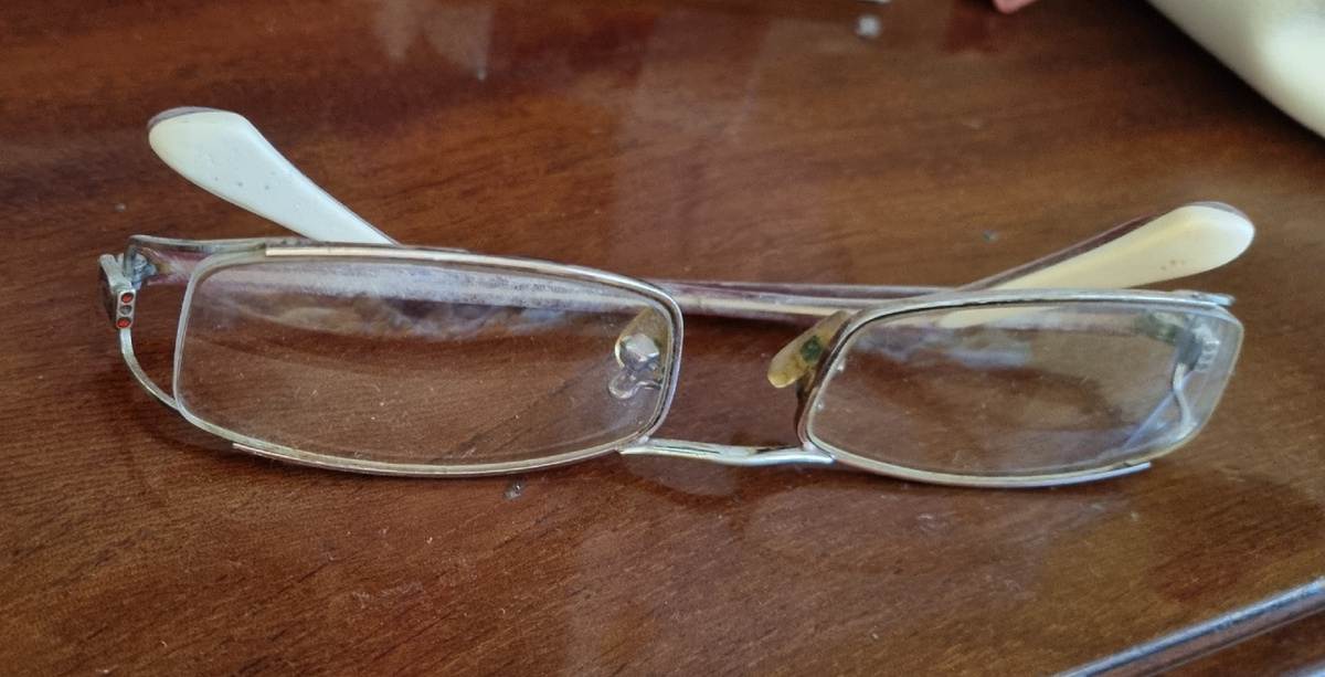 Мои первые уже видавшие виды очки. Даже не пойму, зачем я их храню до сих пор)