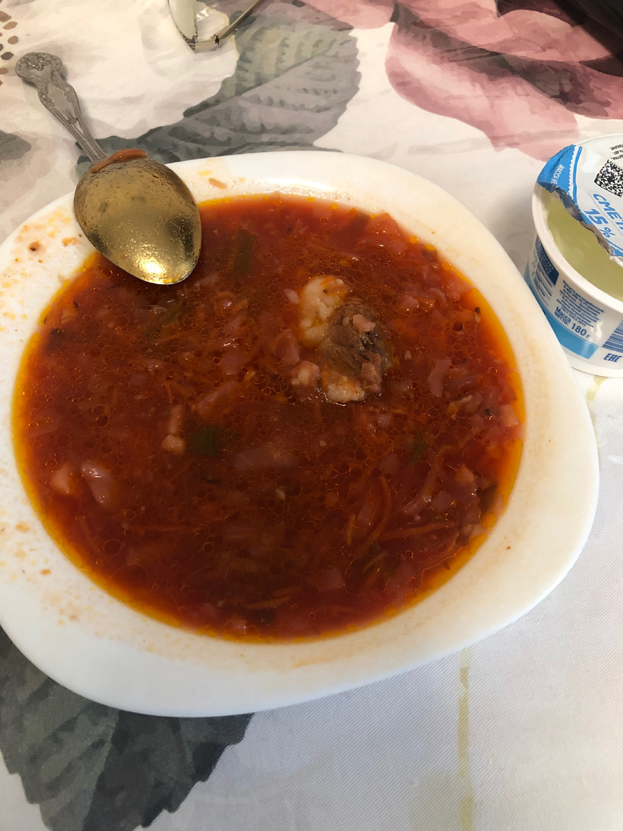 Свежий борщ имеет красный цвет. Вкусный.