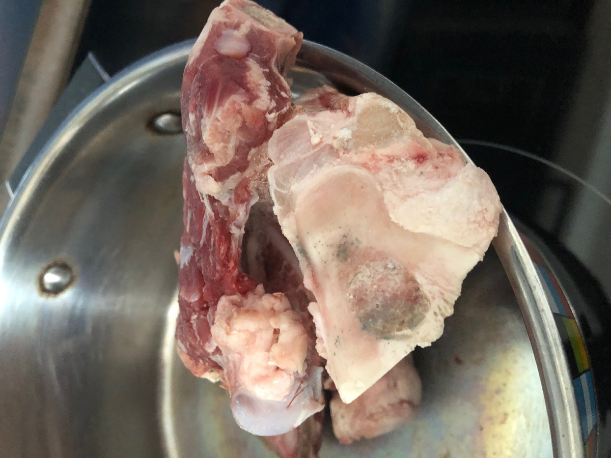 Суповой набор из пакета, как есть. Хорошо видны спилы, это значит, что осколков костей на зубах почти не будет.