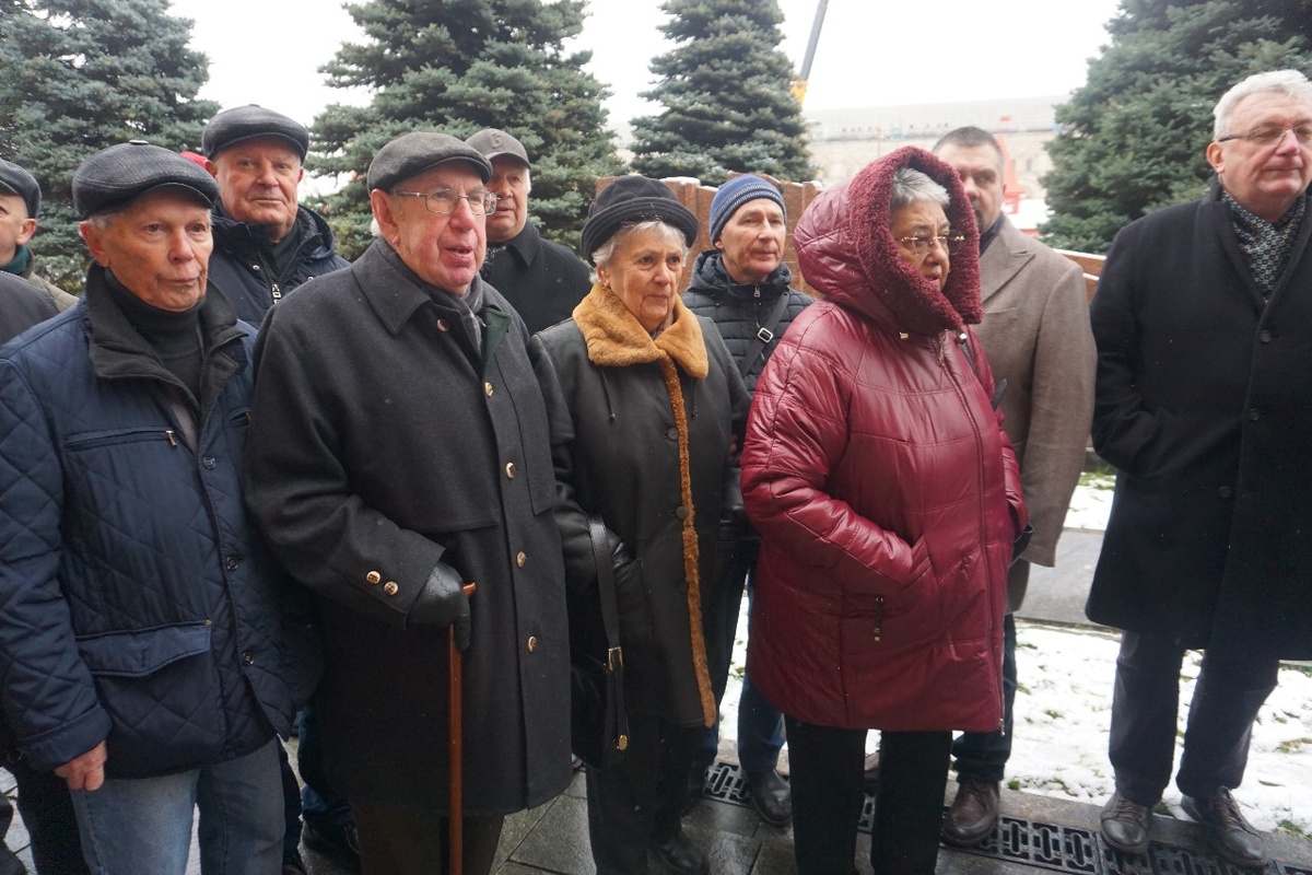 М.Г. Беренгартен с дочерями и коллегами Л.А. Костандова