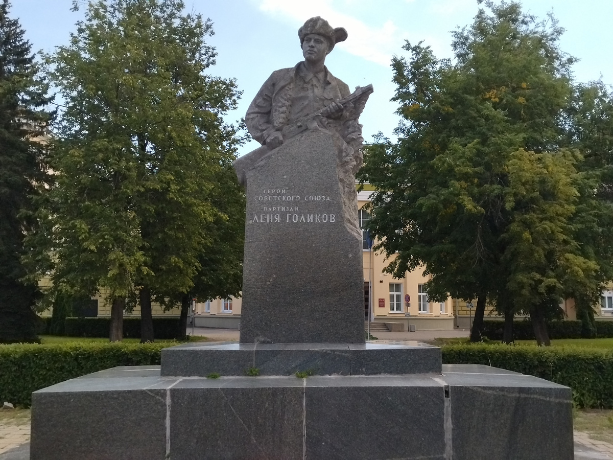 Памятник Лене Голикову в одноименном сквере Великого Новгорода. Фото автора