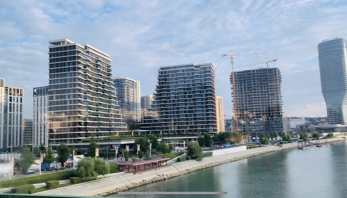 Beograd na vodi (Белград на воде) - самый известный и элитный новый район в центре Белграда, активно строящийся уже несколько лет. Личное фото автора 