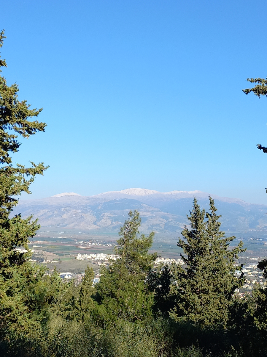 Гора Хермон с противоположной стороны долины