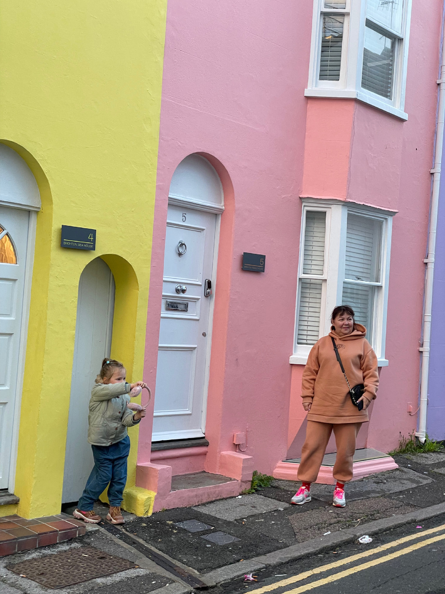 Это мы с Эрикой в Брайтоне, у дверей разноцветных домов