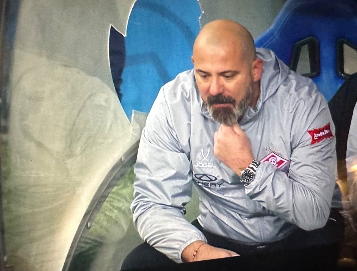 Деян Станкович у разбитого стекла