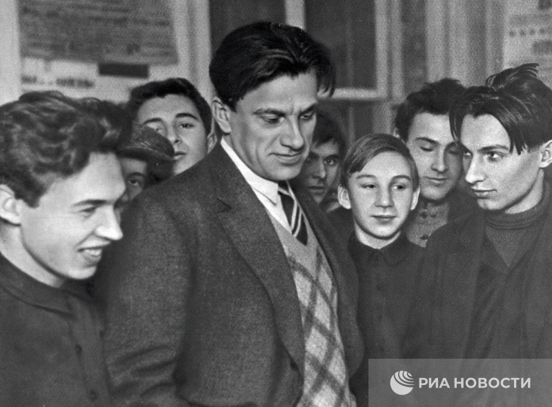 Поэт Владимир Маяковский среди молодежи на выставке «20 лет работы Маяковского», 1929 год © РИА Новости
