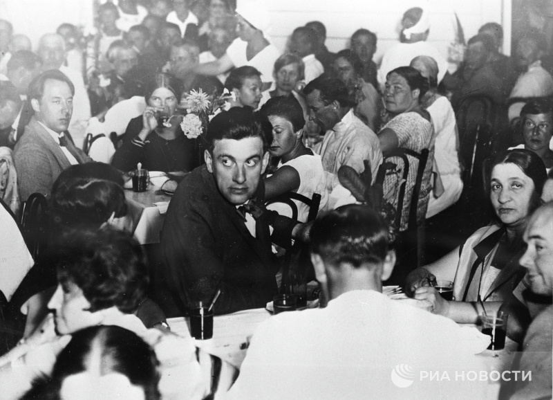 Поэт Владимир Маяковский на вечере, посвященном открытию нового корпуса столовой Дома отдыха работников искусств, Сочи, 1929 © РИА новости