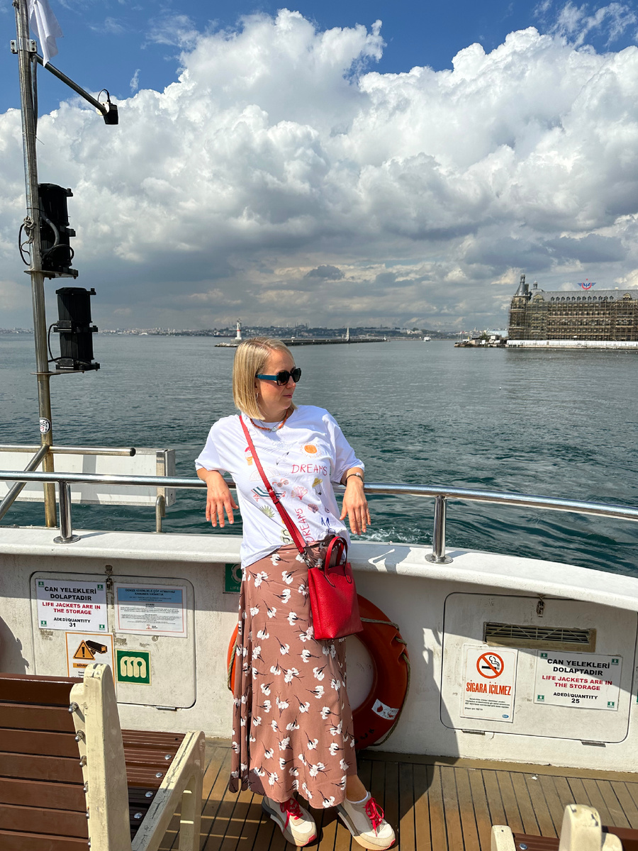 До Кадыкея можно доехать и на метро, но после вчерашнего спускаться туда мы не хотели 