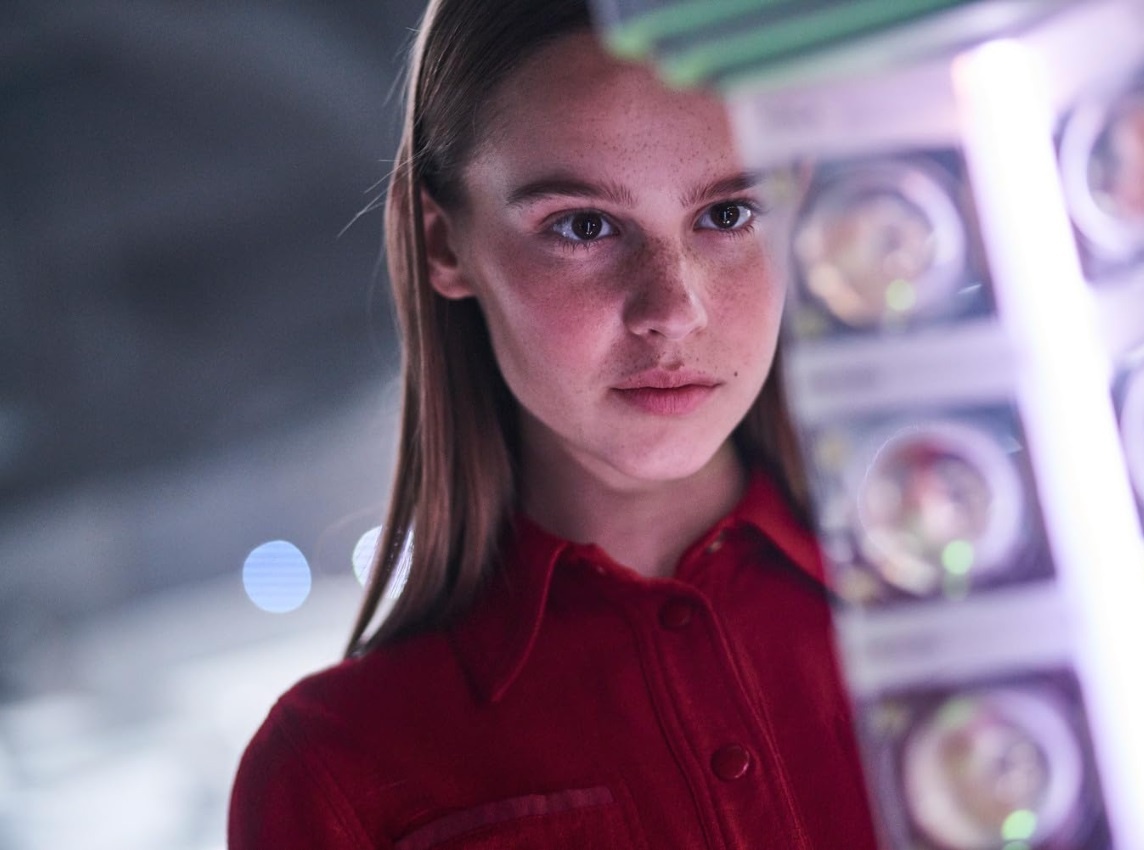 Дочь. Кадр из фильма "Дитя робота", 2019. Источник: imdb.com