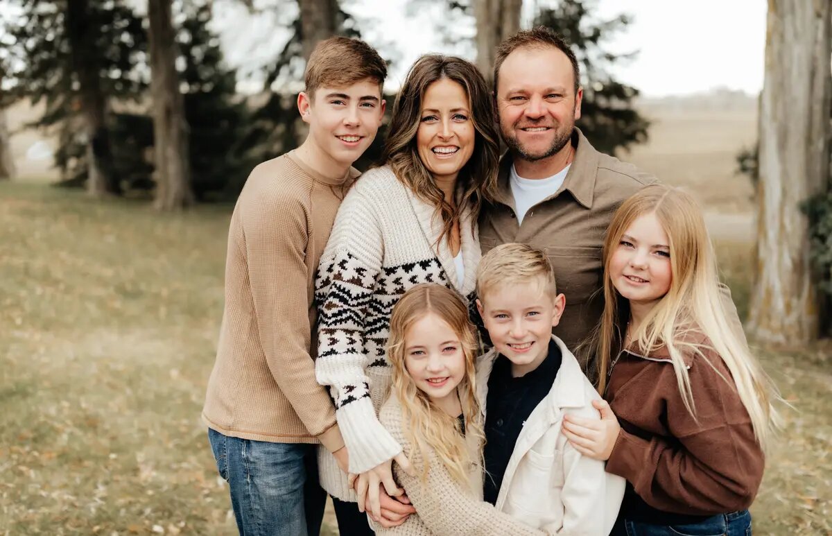 Элисон и Райан Лундин с их детьми: Тейт (слева), 16 лет, Кинли (справа), 15 лет, Бекетт, 10 лет, и Руби, 8 лет. (Courtesy of Allison Lundeen)