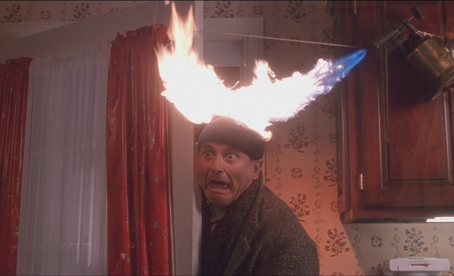    Почему на воре шапка горит? Фото: кадр из фильма «Один дома»