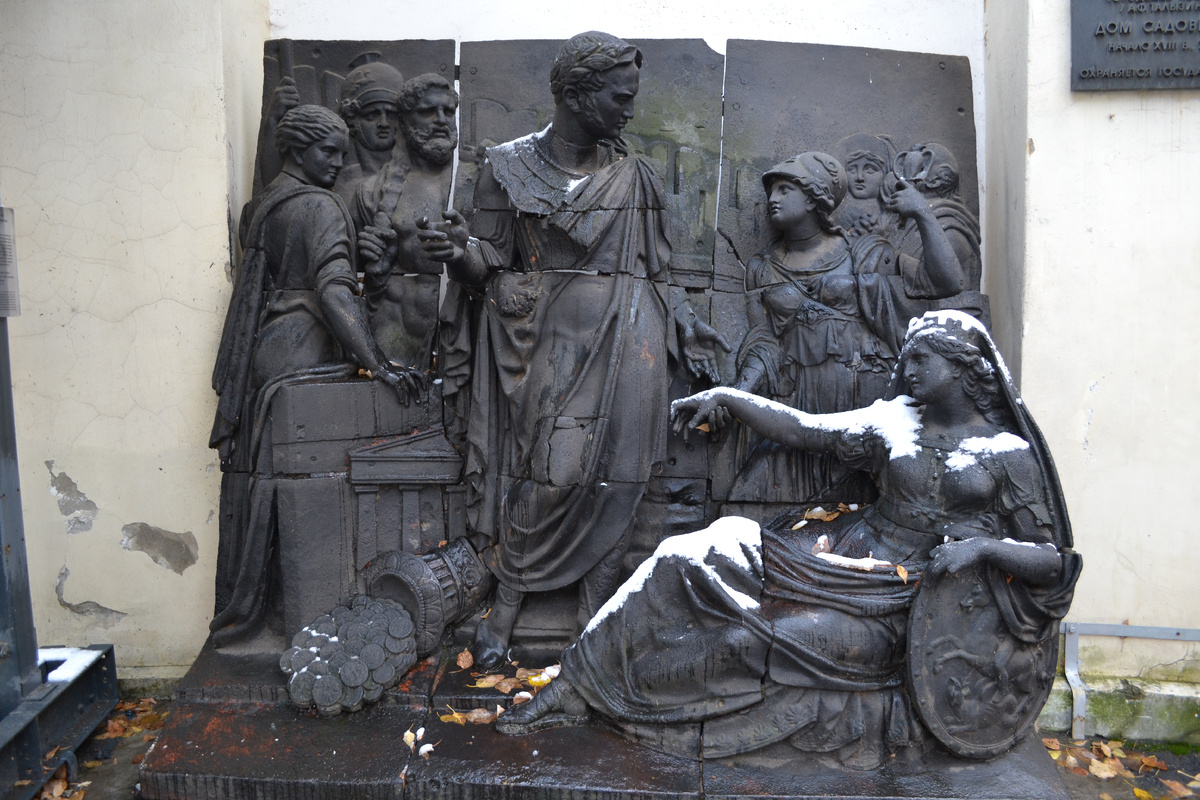 Москва. Музей архитектуры им. Щусева. Осип Бове. Барельеф Триумфальной арки, выполнен в Тульской губернии, г. Алексин. В центре фигура Александра l , со щитом аллегорическое изображение Москвы. Фото автора