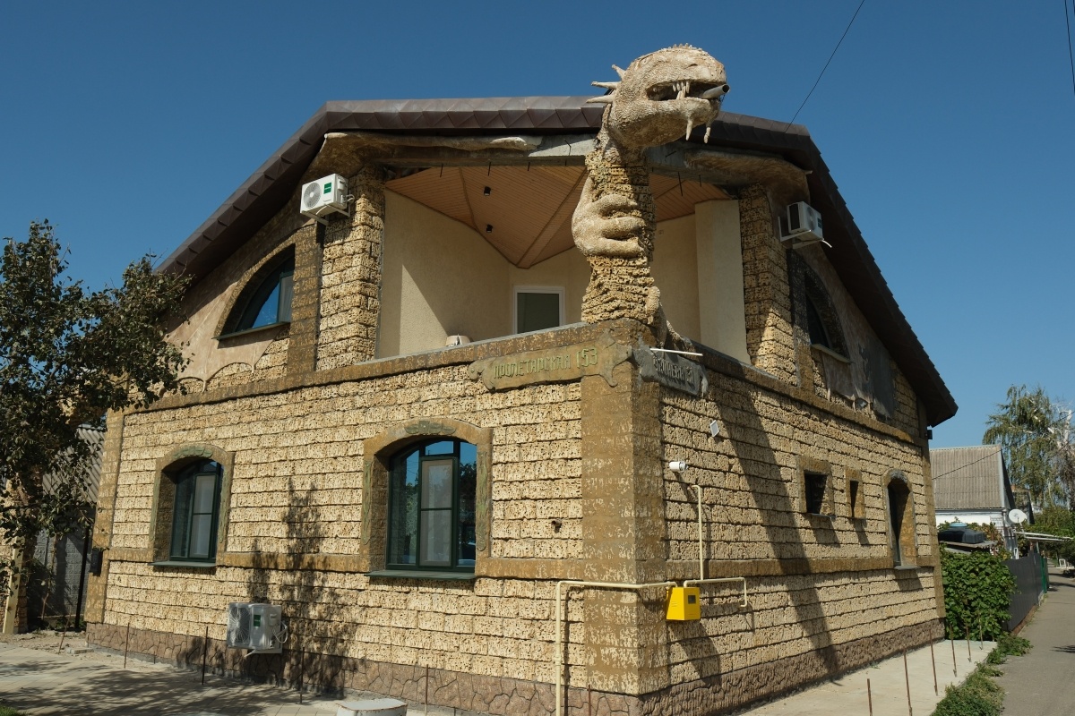 Приморско-Ахтарск богат на сюрпризы. Вот, например, такой частный дом с головой дракона на фасаде можно увидеть по улице Пролетарской.
Фото: Михаил Ступин