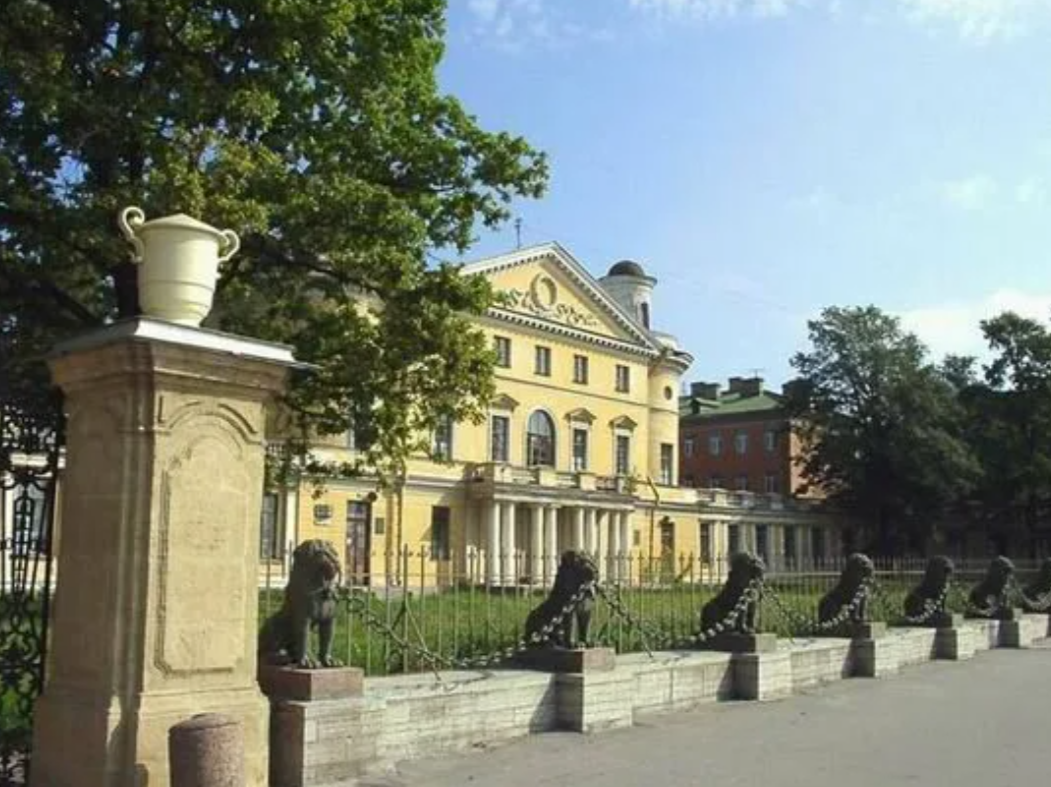 До большого ремонта усадьба выглядела вот такой, какой будут после - пока непонятно.