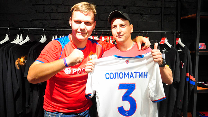    Соломатин всегда рядом с фанатами: на трибуне и на фронте. Фото: rbworld.org