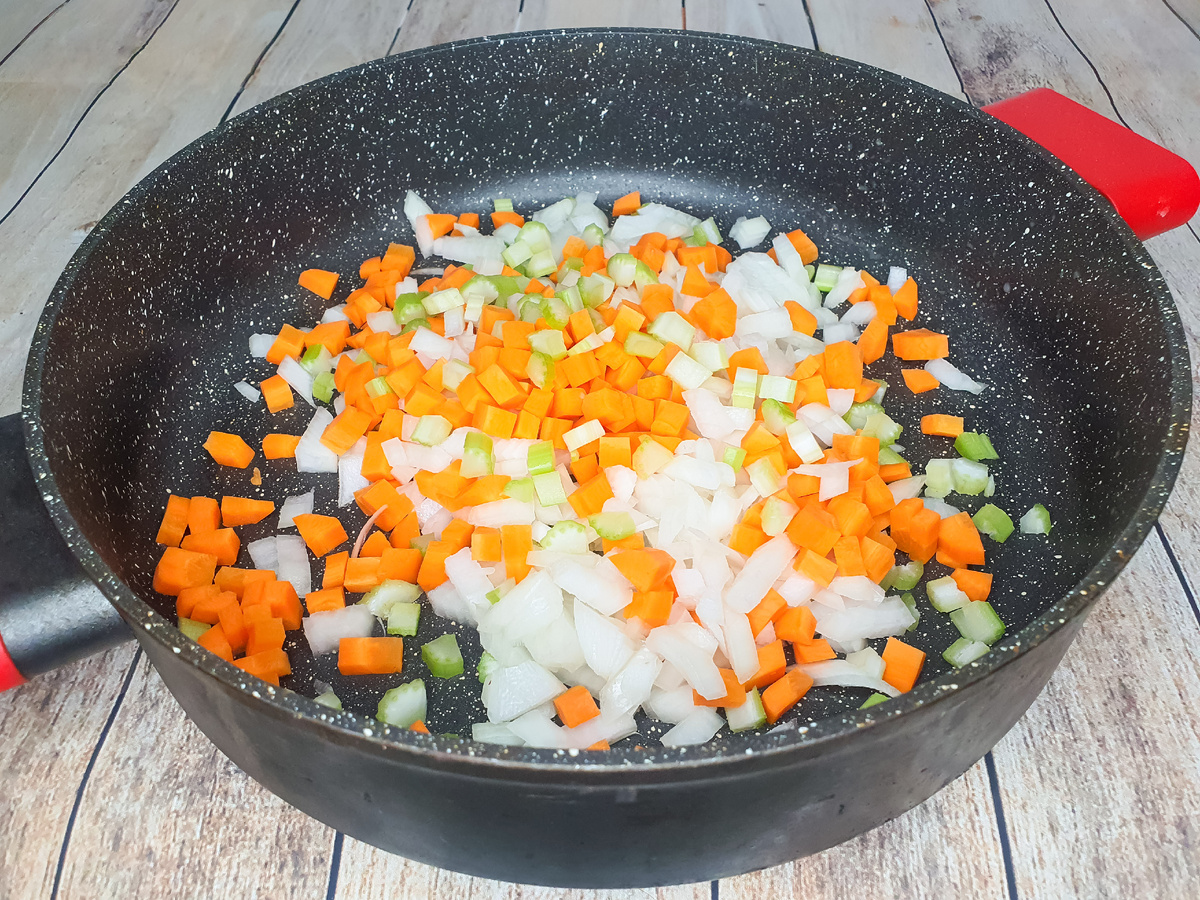 Нарезаем овощи 