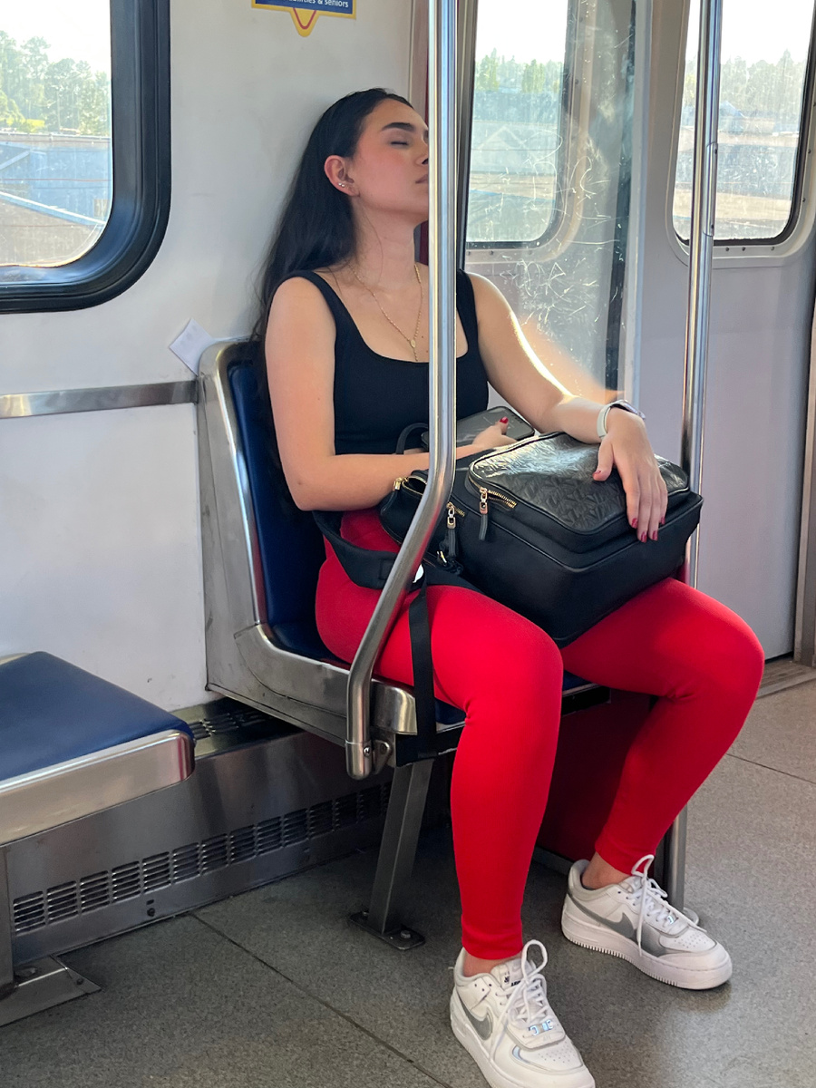 Много девушек в спортивном образе: либо с тренировки, либо на тренировку. Не занимается спортом тут, кажется, только ленивый.