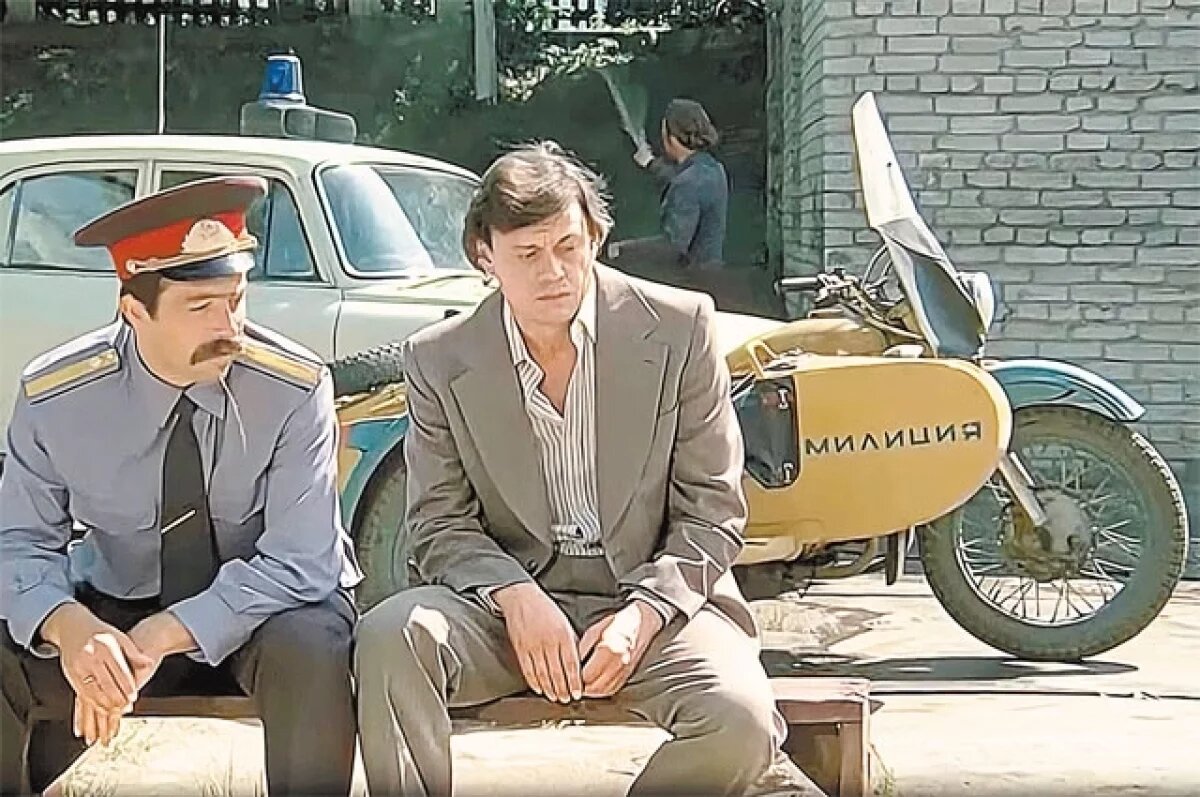    «Мотоциклы «Урал» советского периода были рабочей лошадкой, которая выручала жителей сёл, деревень, малых городов». На фото – кадр из фильма «Белые росы».