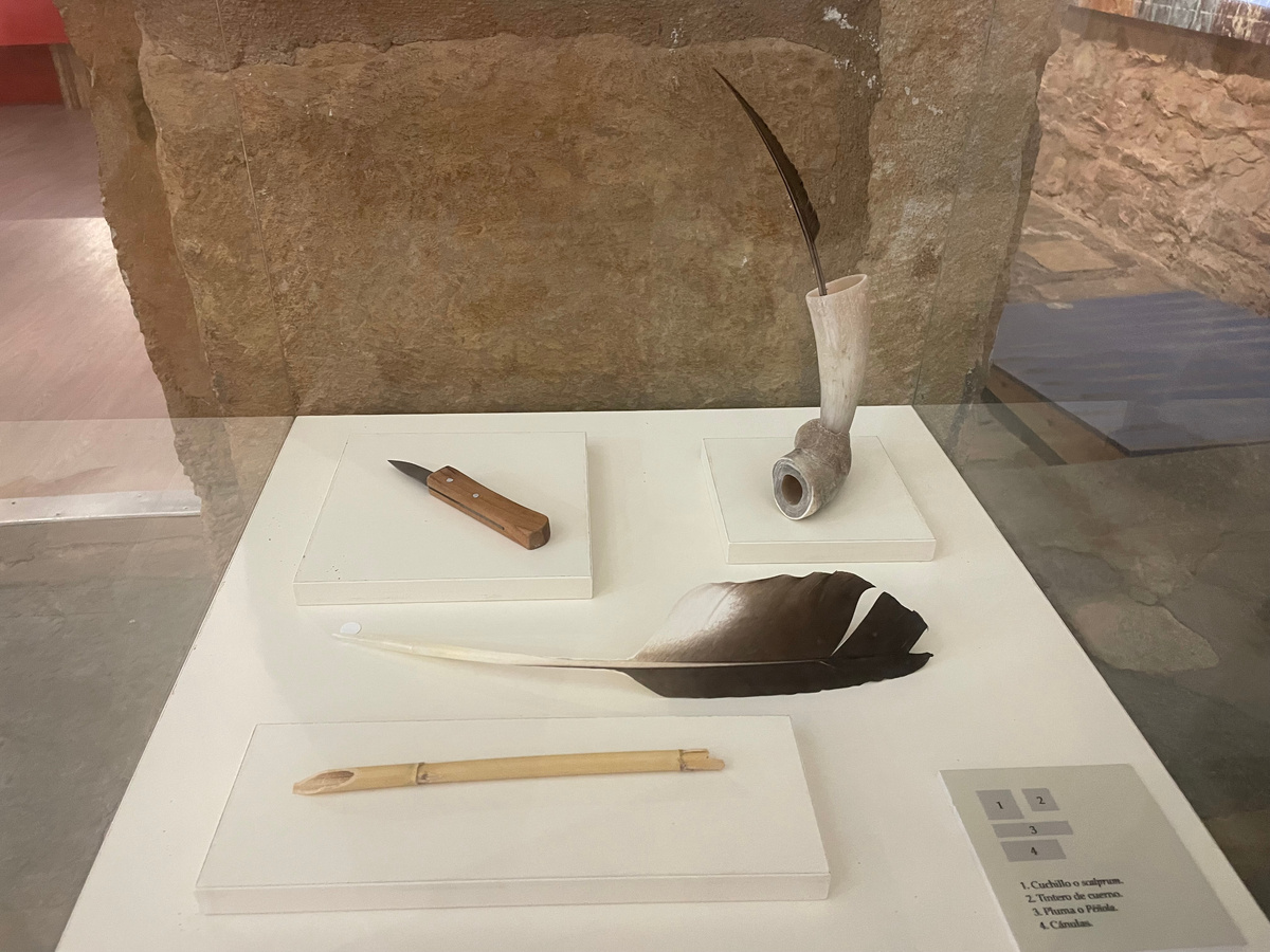 Ножиком заостряли перо. Чернильницы делали из коровьего рога