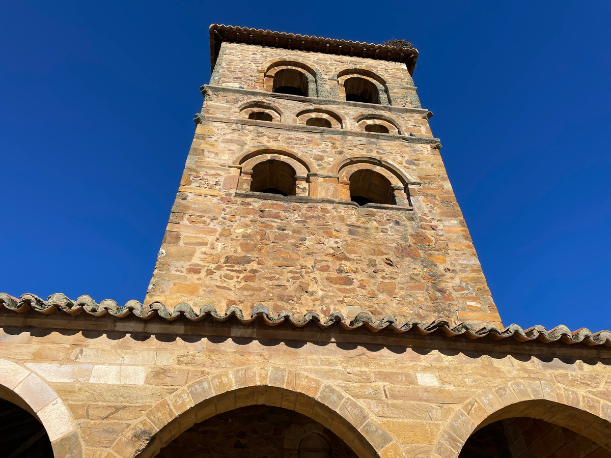 Церковь выполнена в строгом романском стиле