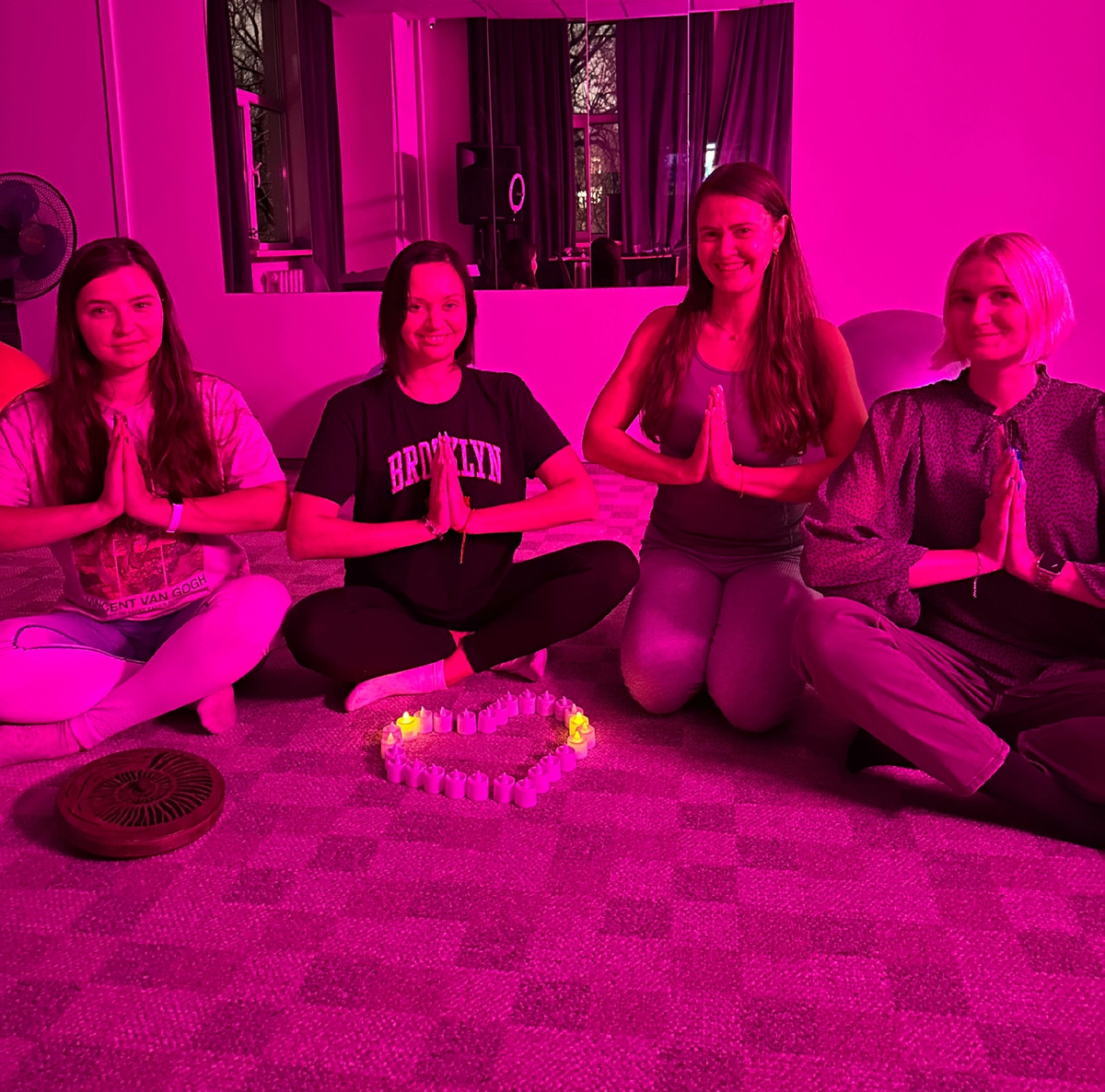 Фото с мастер-класса по йоге в школе вокала DoReMi