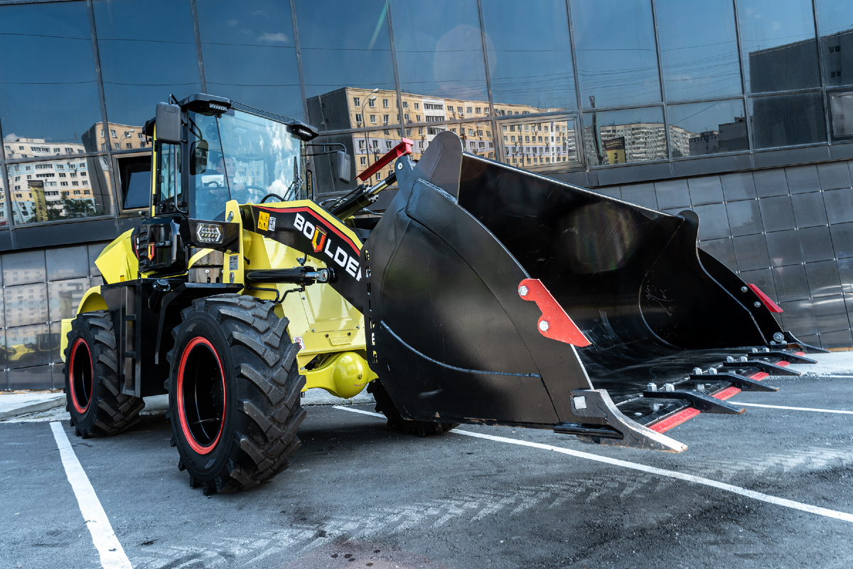 Фронтальный погрузчик Boulder WL33