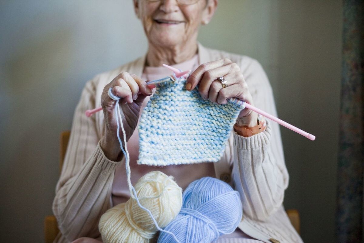 Фото из интернета. Свекровь вяжет детские вещи.