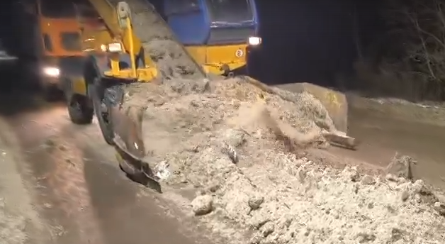     Ночью снег с дорог Красноярска собирали несколько десятков спецмашин