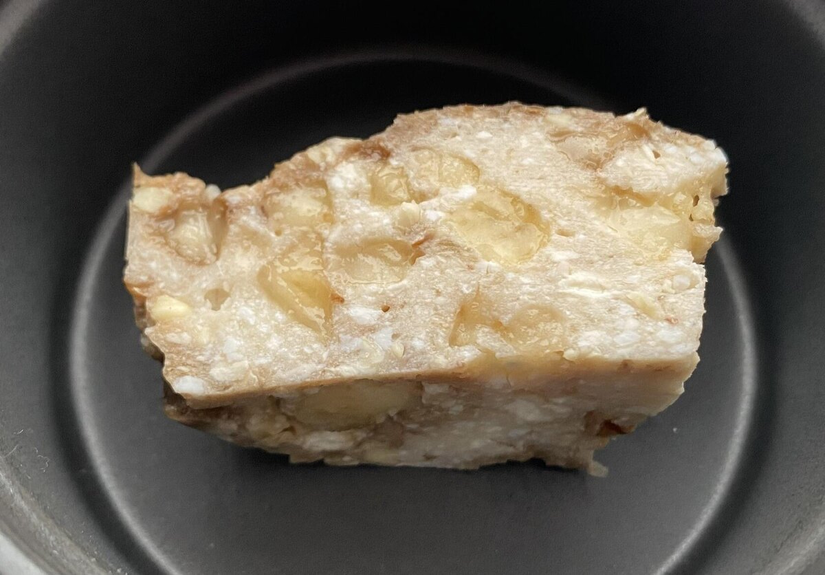 Так выглядит срез творожного десерта с бананом. Фото автора