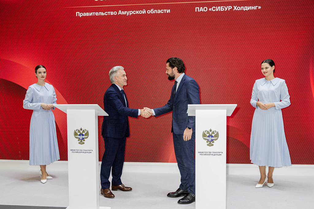 СИБУР и правительство Амурской области договорились о применении в дорожном строительстве полимерных материалов / фото: правительство Амурской области