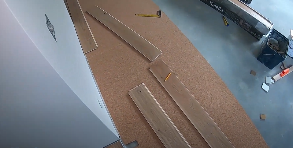 Укладка паркетной доски на клей в гостиной площадью 25 м²