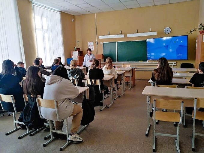 Ученики слушают Шуйскую Ольгу Петровну