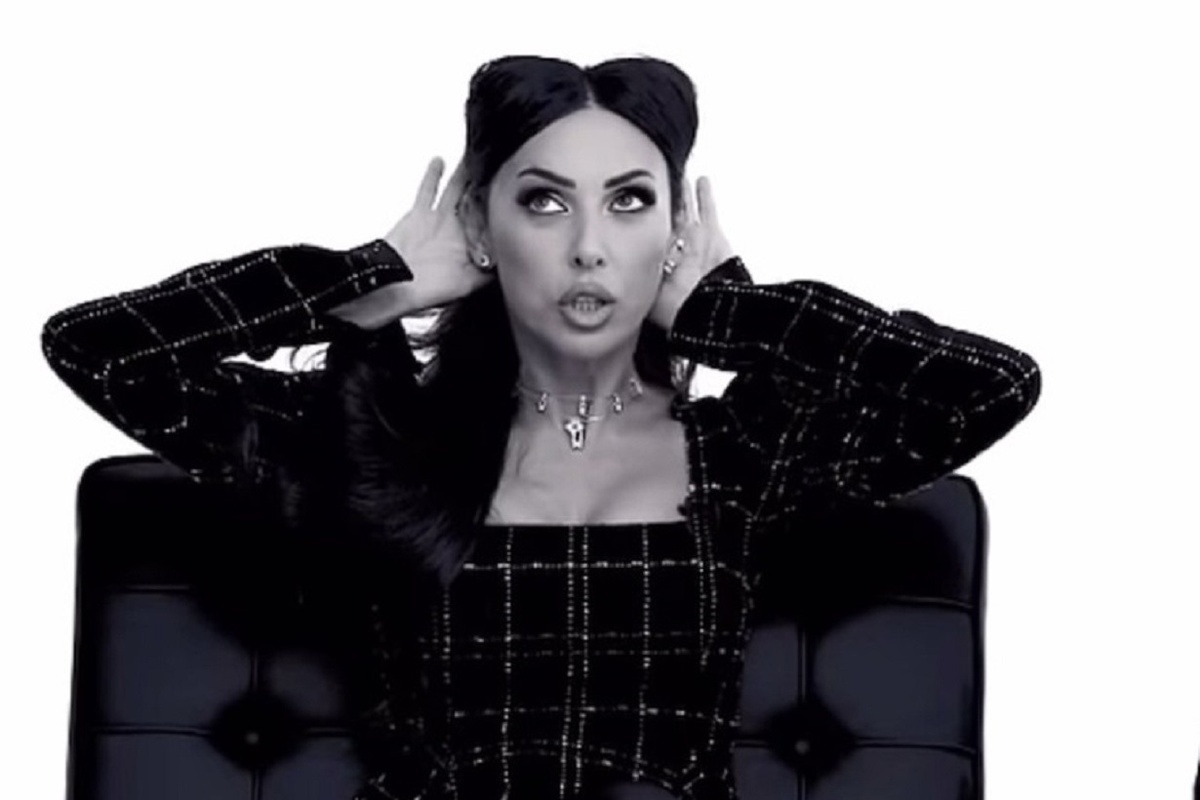 Алсу призналась, что почти ничего не делает, чтобы быть моложе на вид. Фото: скриншот "РокетМэг", шоу "Черное/белое". 