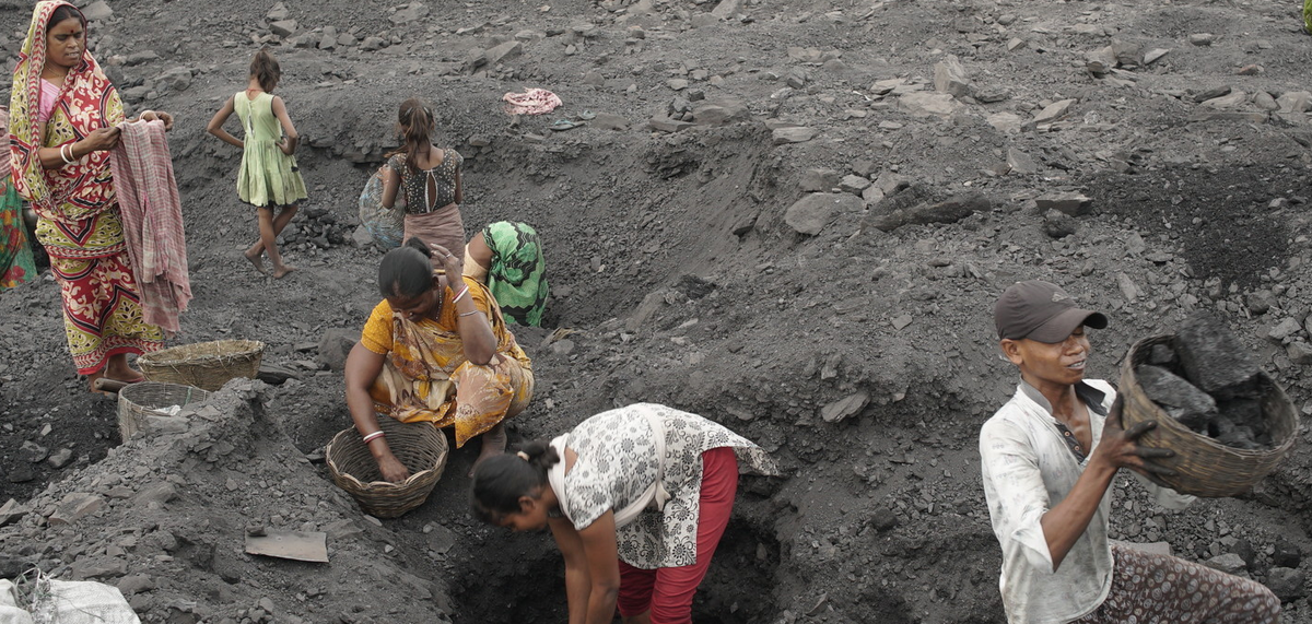 Да, все эти люди ковыряются тут незаконно. Но от них очень малые потери, потому их не гоняют