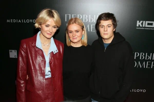    Анна и Надежда Михалковы, Андрей Баков. Фото: Борис КУДРЯВОВ, КП