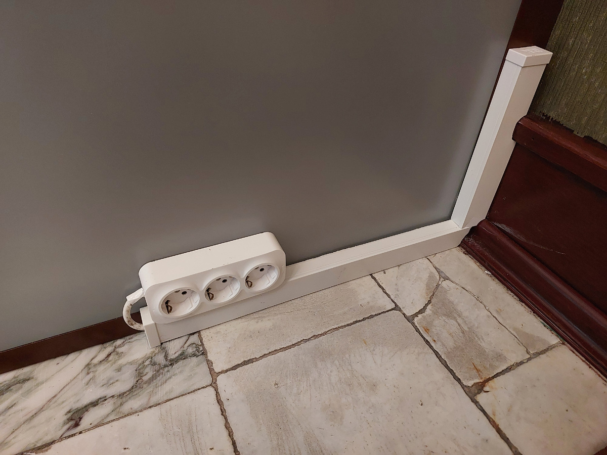 Монтаж электро-розетки и кабель-каналов