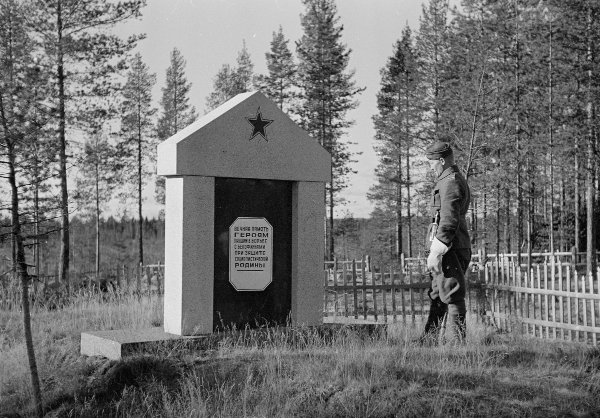    Финский офицер у братской могилы военнослужащих РККА, погибших в советско-финляндской войне, в районе реки Койтайоки. / sa-kuva.fi / waralbum.ru