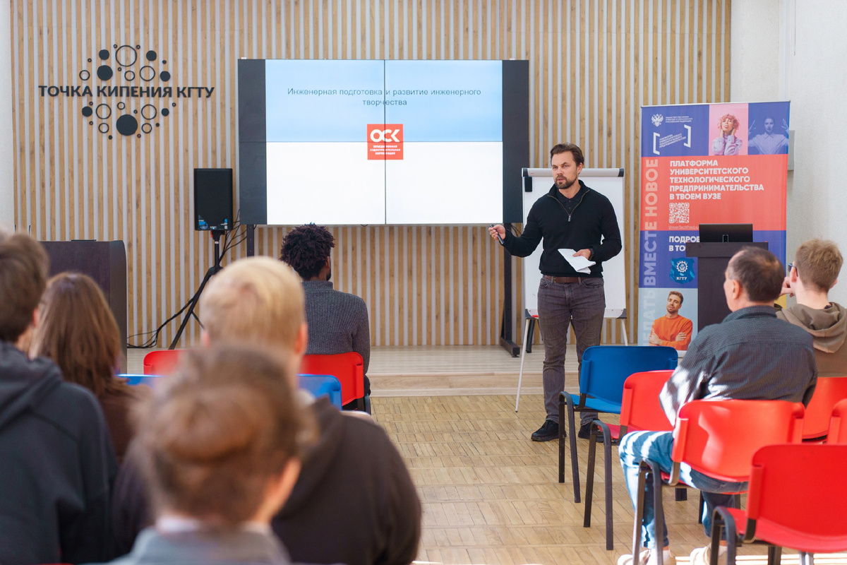 Иван Квардаков ведет занятие