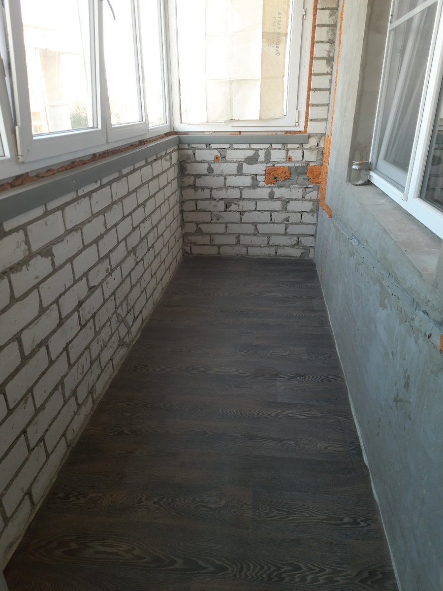 Монтажная пена под воздействием солнечных лучей местами разрушилась