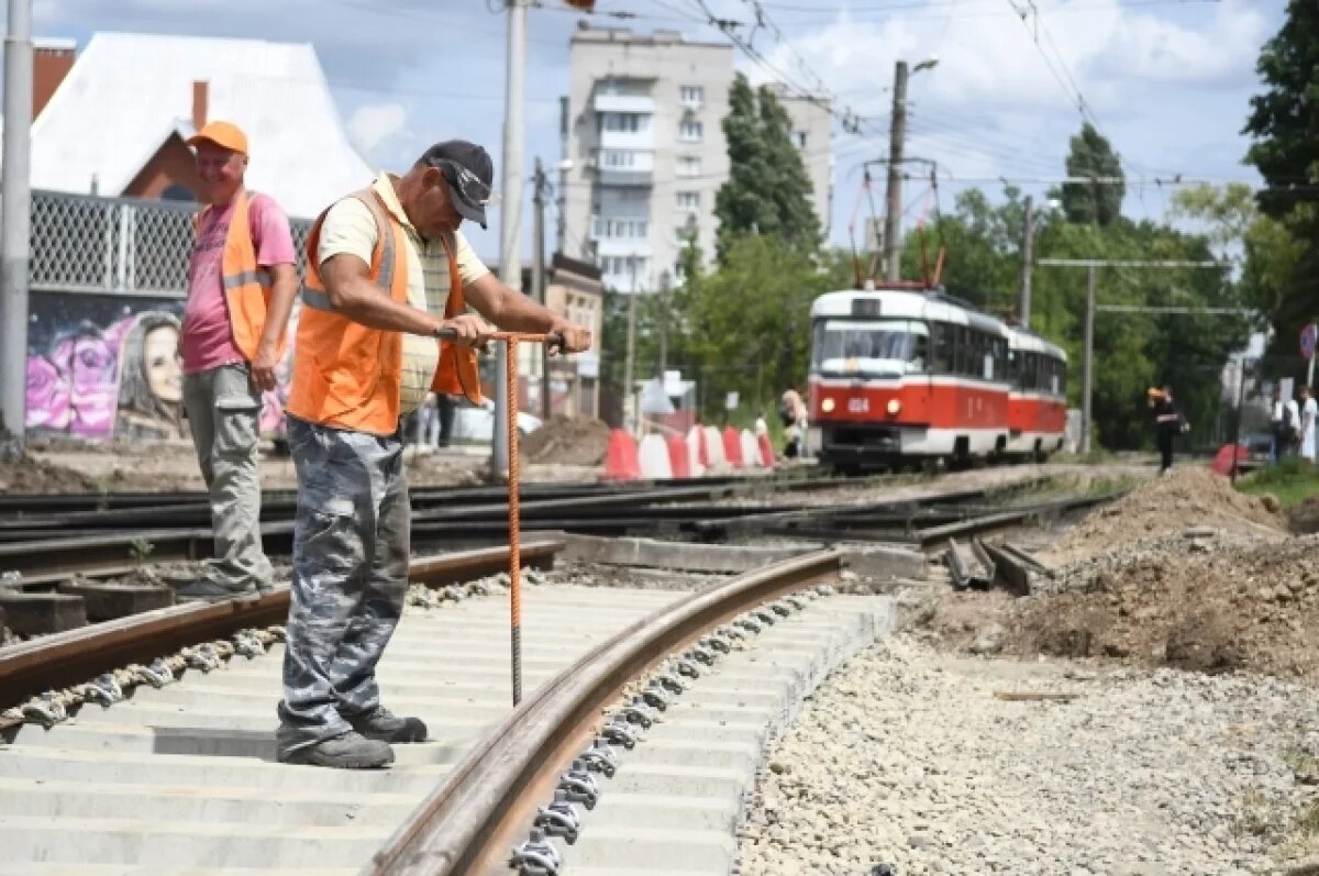    В Краснодаре мужчина упал в яму под трамвайными путями
