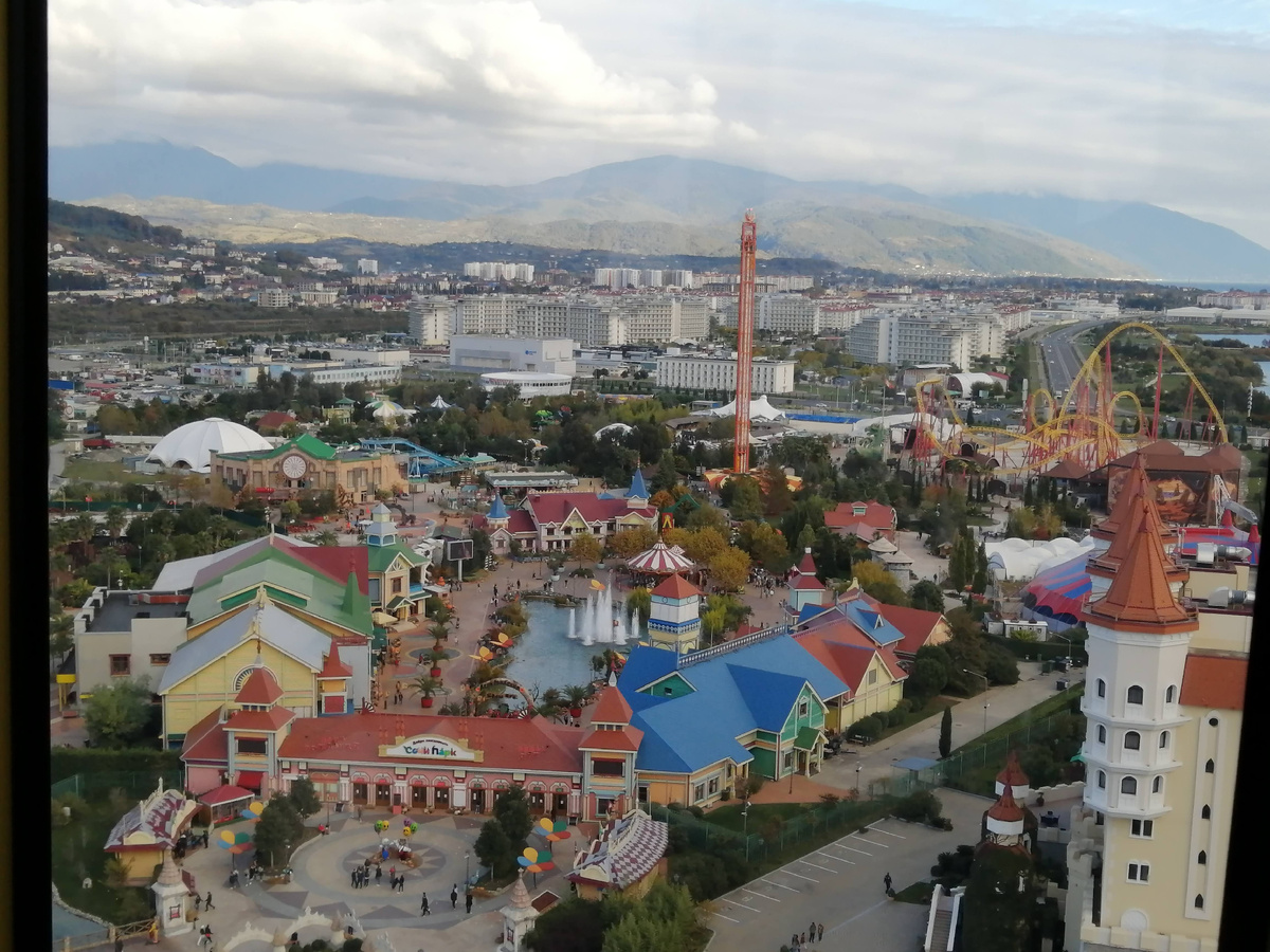 Вид на парк с колеса обозрения.