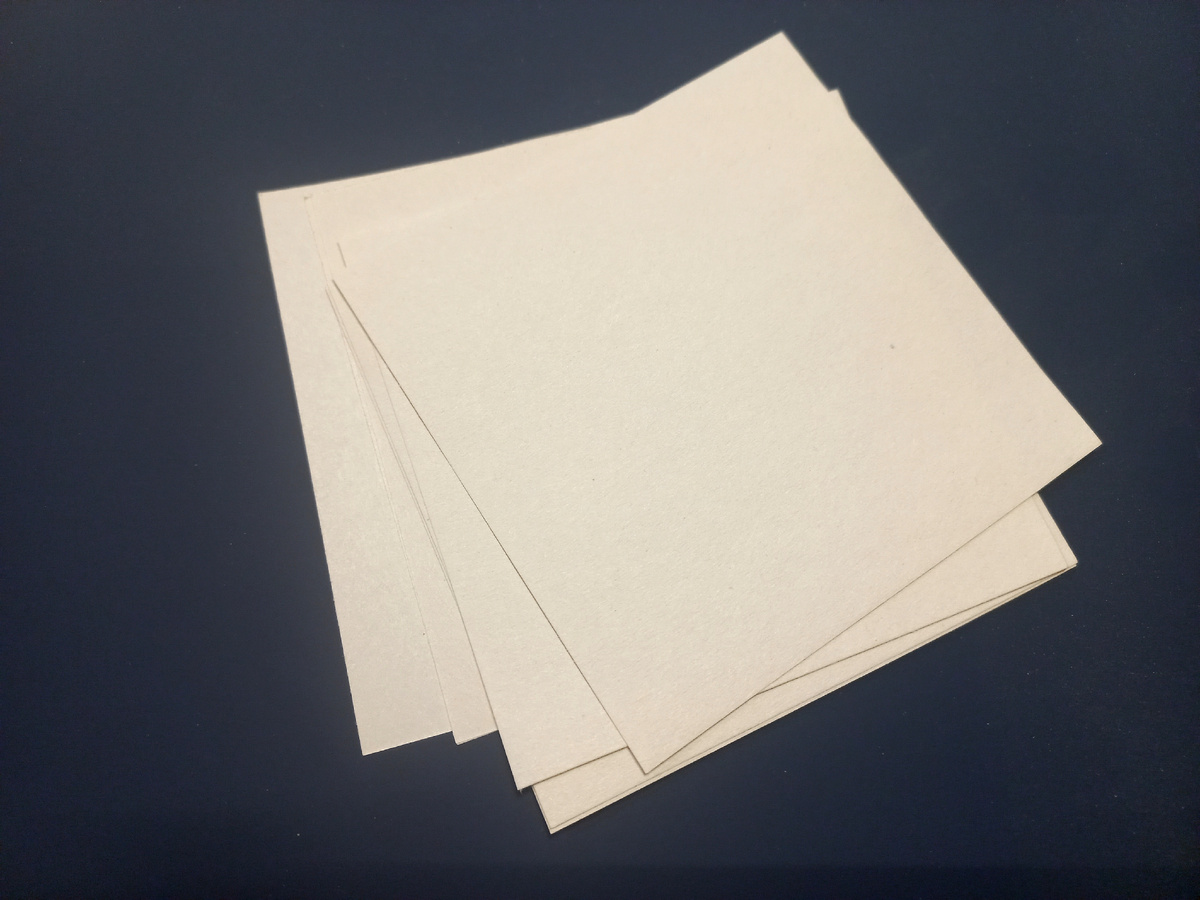 Размеры бумаги любые, как пожелаете. Надо представлять, что снежинка будет такой диаметр иметь, как длина листочка