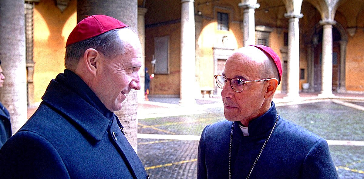 В Ватикане Туччи ходит хмурый (Стэнли; в очках). 