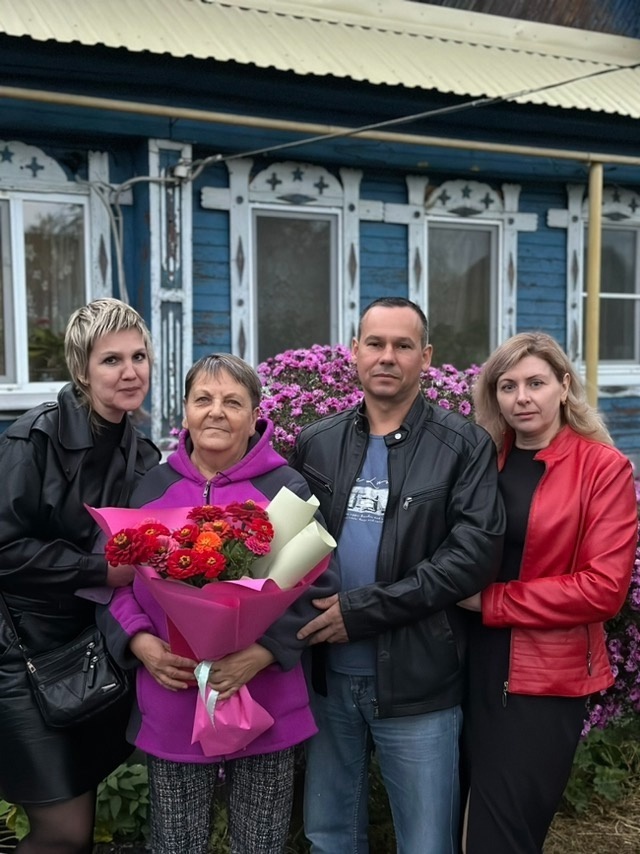 В.В. Ромашина и ее бывшие ученики. Фото из архива Е. Нефедичевой.