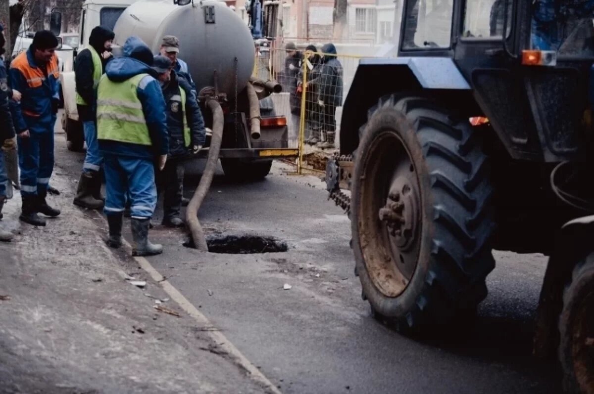   В центре Ярославля устраняют метровую яму на дороге